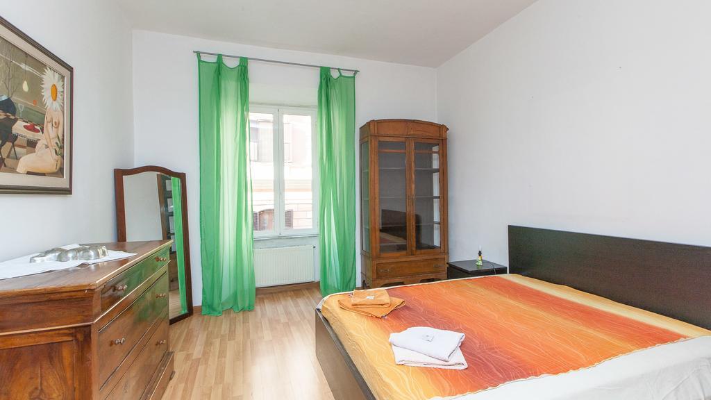 Rental In Rome Santini Apartment Room photo